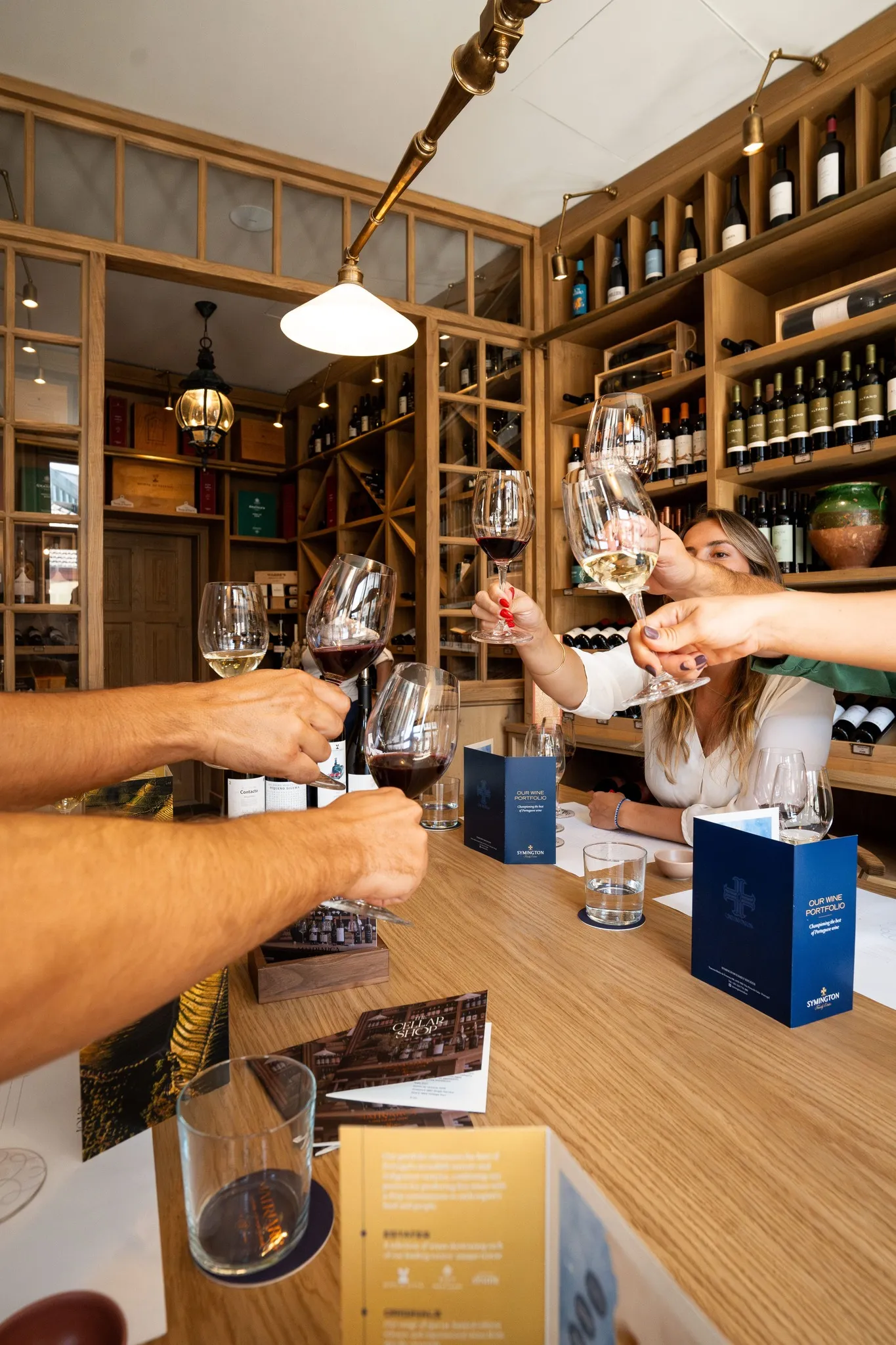 Brinde com copos de vinho na garrafeira da Matriarca